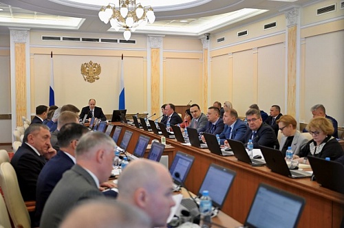 Денис Паслер поставил задачу усилить работу по привлечению инвесторов в регион